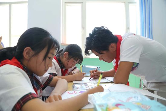 2019年儿童节，王宝强为一所小学的孩子们捐赠包含画材在内的“爱心包裹”。