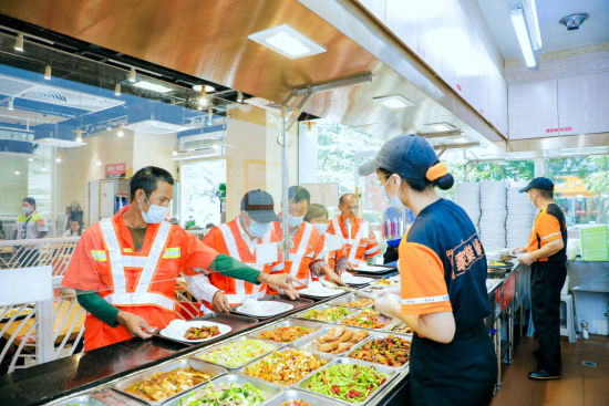 深圳环卫工人正在家乐缘门店取用爱心餐。