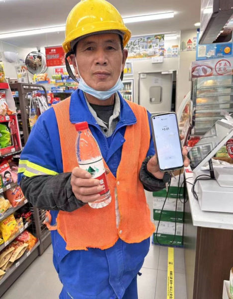 上海环卫工人在罗森便利店花1分钱领到的矿泉水。