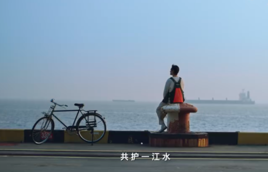 胡歌参与拍摄的长江主题邮局公益宣传片截图。