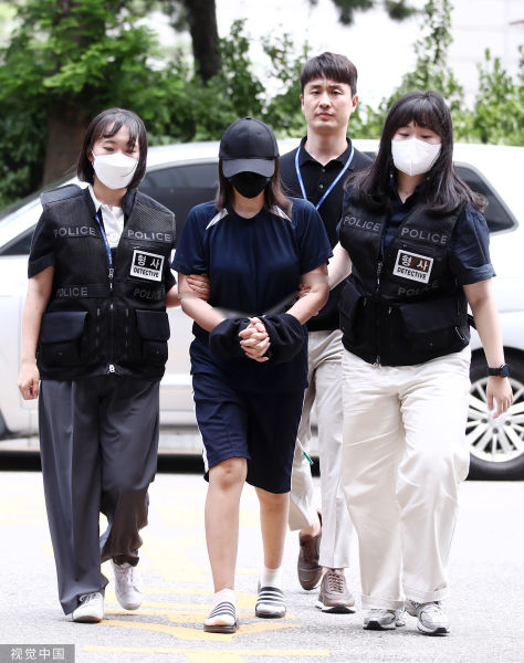 2023年7月，韩国仁川，一位40多岁的母亲进入法院，接受拘留前嫌疑人审问。她涉嫌将出生1周的女儿杀害，并埋葬在自家花园中。