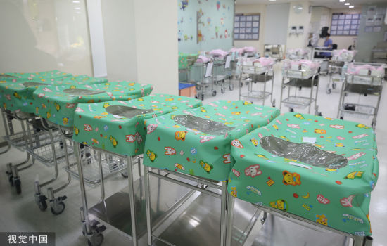2019年2月，韩国首尔，一家医院的新生婴儿室。2018年，韩国合计出生率为0.98，创下统计以来的最低值。