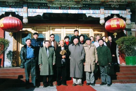 2001年，跨国公司与公益事业高级论坛筹备会，前排左四为阎明复，左二为徐永光。
