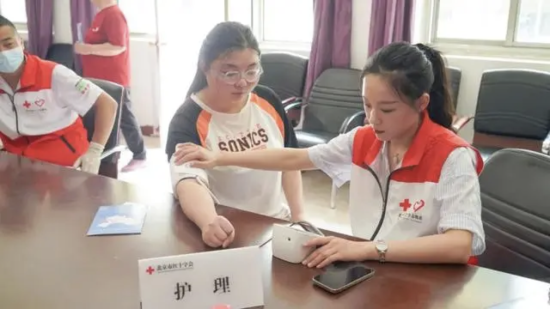 7月28日，北京市红十字会组织医务人员到魏善庄镇开展“博爱在京城 健康基层行动”义诊活动。