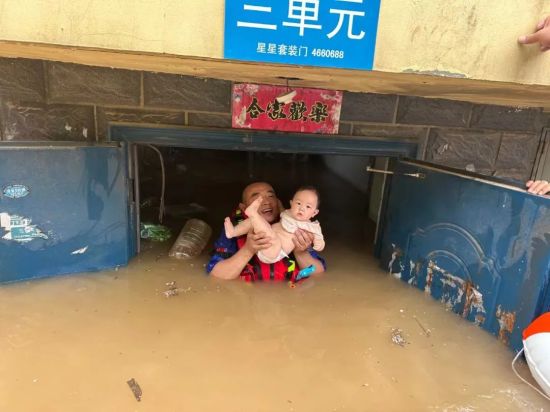 承德蓝天救援队从涿州一处居民楼解救出一名儿童。