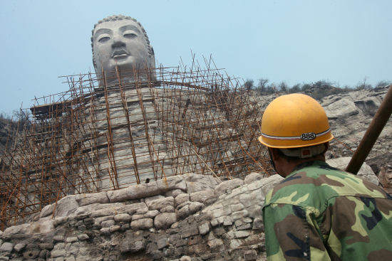 2008年4月9日，山西省太原市，工人们开始修复蒙山大佛。
