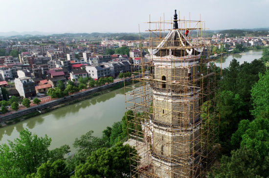 2022年4月23日，湖南省邵阳市洞口县高沙镇云峰村，正在修缮的文物古迹云峰塔。