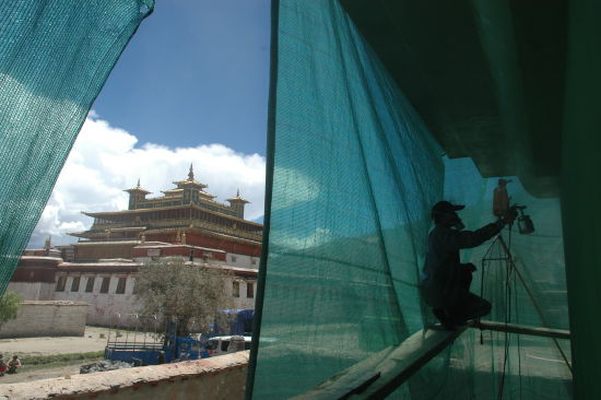 2006年7月，西藏山南地区桑耶寺，工人正在维护修缮一座白塔的外表。