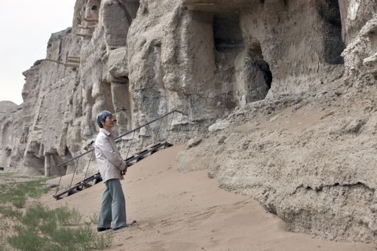 2011年8月16日，甘肃敦煌，时任敦煌研究院院长樊锦诗在检查莫高窟北区洞窟加固后的情况。