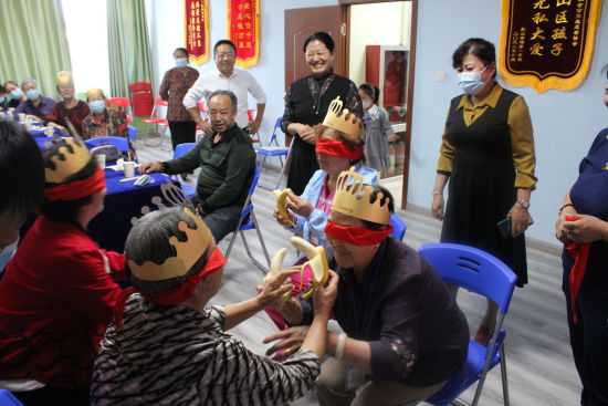 新疆哈密市社会慈善公益志愿者协会每个月会组织一次集体生日活动，邀请70岁以上的帮扶对象一起吃蛋糕做游戏。