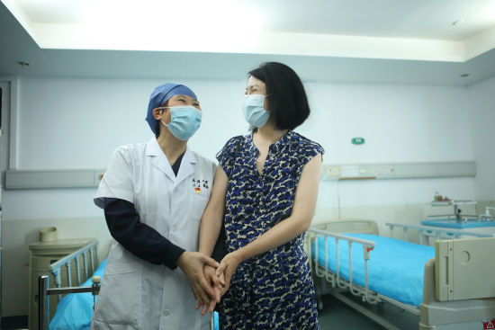 2020年，孔东梅前往武汉，看望东润医护保障基金受助医护人员。图/受访者提供