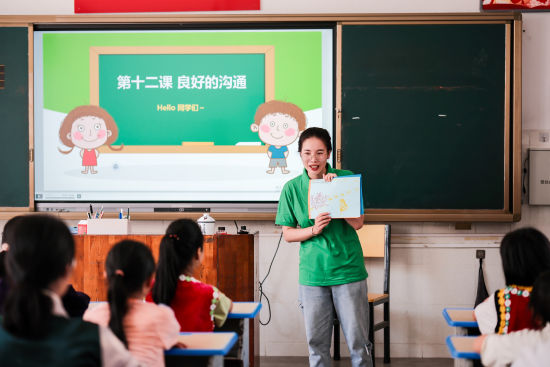 润泽社工中心志愿者给学生上青春期健康课。