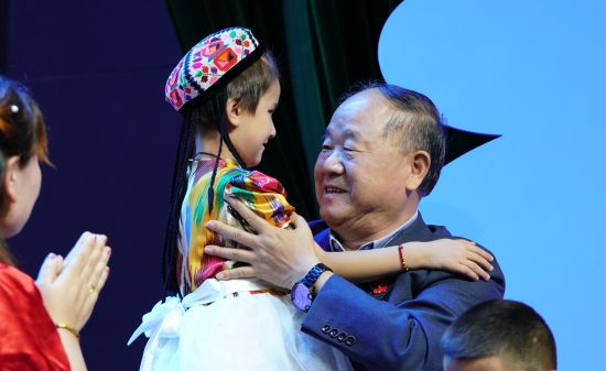 莫言发起的“莫言同心”项目，为国内18周岁以下并具有手术适应症的先心病儿童提供救助及支持。图为来自新疆的小女孩儿痊愈后来到北京参与99公益日爱心直播。