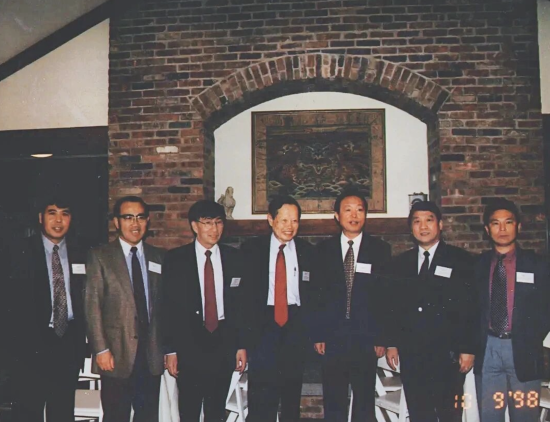 1998��10�£����������У���ϯ�廪�����������������д��ᡣ